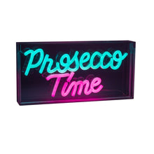 Afbeelding in Gallery-weergave laden, LED Letterlicht "Prosecco Time" – 30 x 15 cm – Blauw en Magentarood – Voor Binnengebruik
