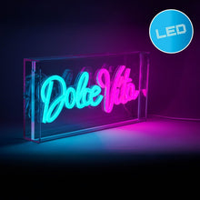 Afbeelding in Gallery-weergave laden, LED Decoratief Letterlicht "Dolce Vita" – 30 x 15 cm – Blauw en Magentarood – Voor Binnengebruik