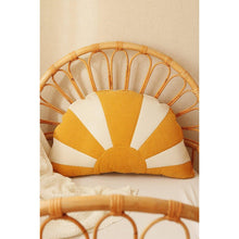 Afbeelding in Gallery-weergave laden, “Dinner in Sausalito” Zonnekussen – FOLLOW THE SUN