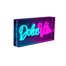 Afbeelding in Gallery-weergave laden, LED Decoratief Letterlicht "Dolce Vita" – 30 x 15 cm – Blauw en Magentarood – Voor Binnengebruik