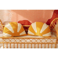 Afbeelding in Gallery-weergave laden, “Dinner in Sausalito” Zonnekussen – FOLLOW THE SUN