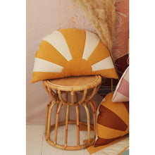 Afbeelding in Gallery-weergave laden, “Dinner in Sausalito” Zonnekussen – FOLLOW THE SUN