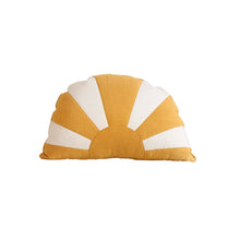 Afbeelding in Gallery-weergave laden, “Dinner in Sausalito” Zonnekussen – FOLLOW THE SUN