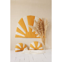 Afbeelding in Gallery-weergave laden, “Dinner in Sausalito” Zonnekussen – FOLLOW THE SUN