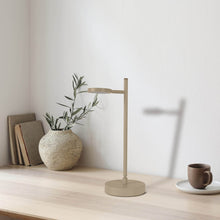 Afbeelding in Gallery-weergave laden, LED Draadloze Tafellamp "Lupa" Hoogte: 45 cm. Gemaakt van gelakt aluminium in de kleur Frosted Almonds (Pantone 481 C) en wit kunststof. Voorzien van geïntegreerde LED-verlichting, dimbaar via een touchsensor.